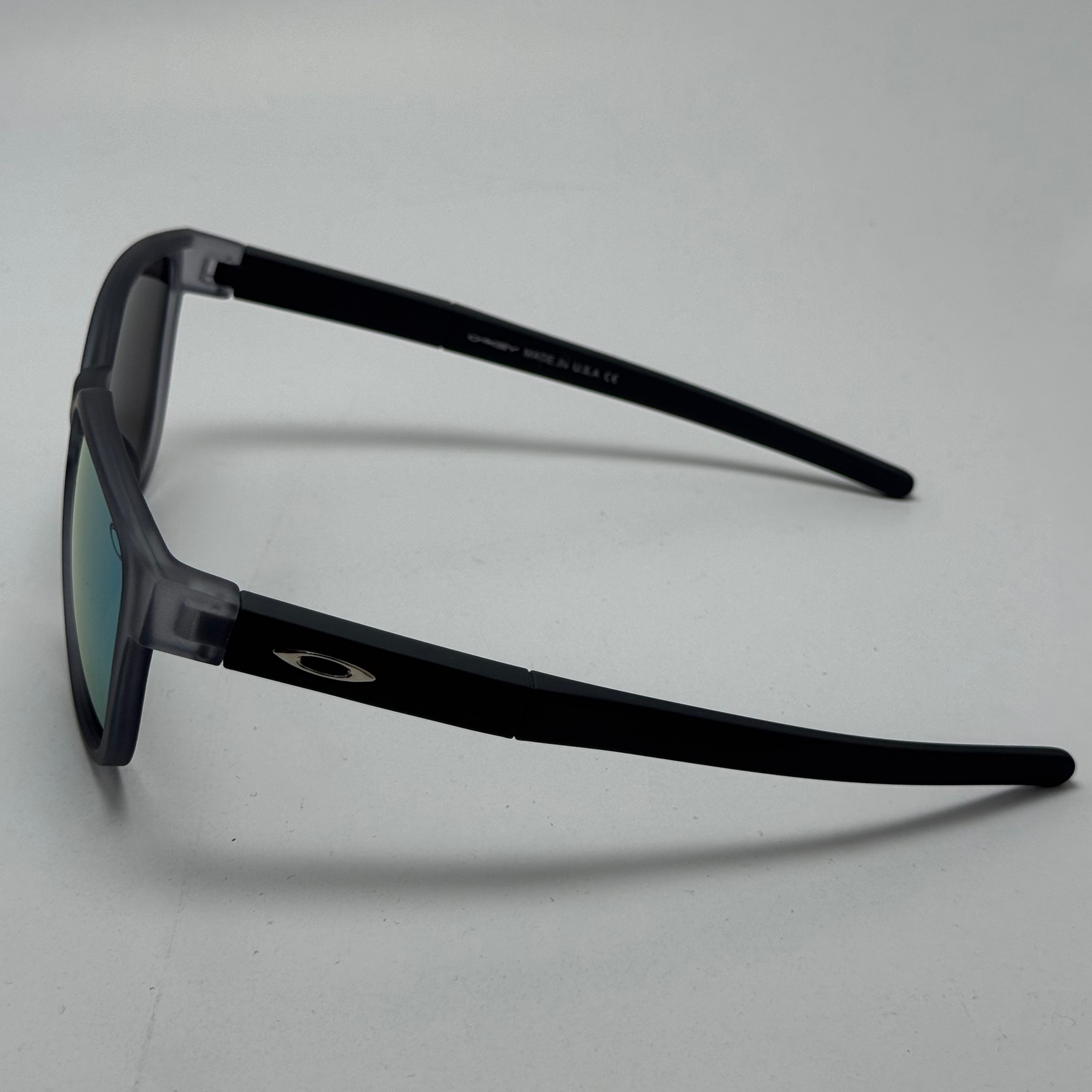 عینک آفتابی اوکلی سبک OAKLEY فریم طوسی عدسی هفت رنگ کد 2435