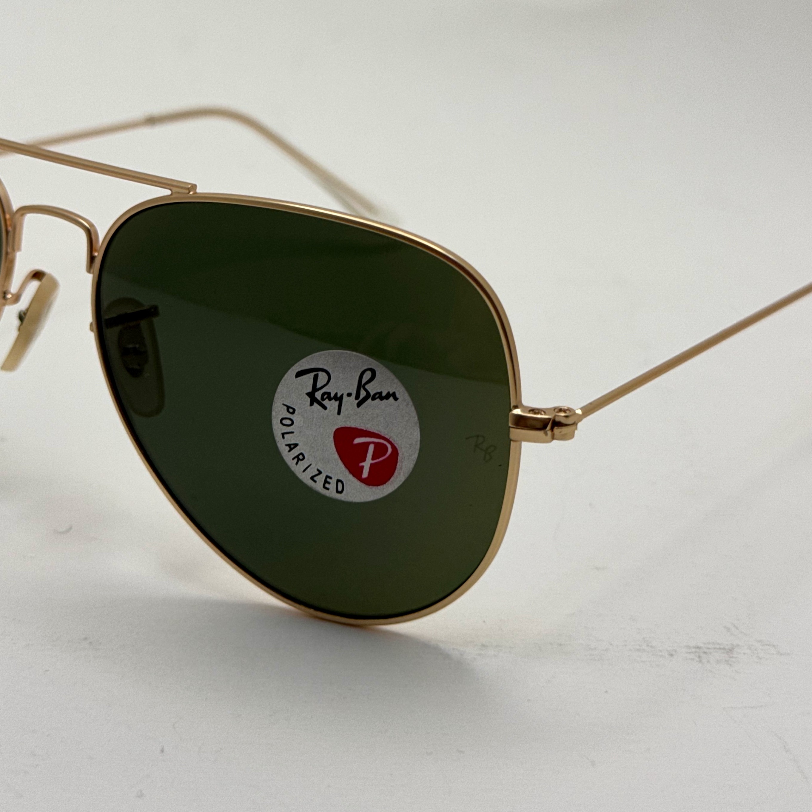 عینک ریبن خلبانی شیشه سنگ پلاریزه سبز با فریم طلایی به همراه پک کامل ریبن کد Rayban RB 3026