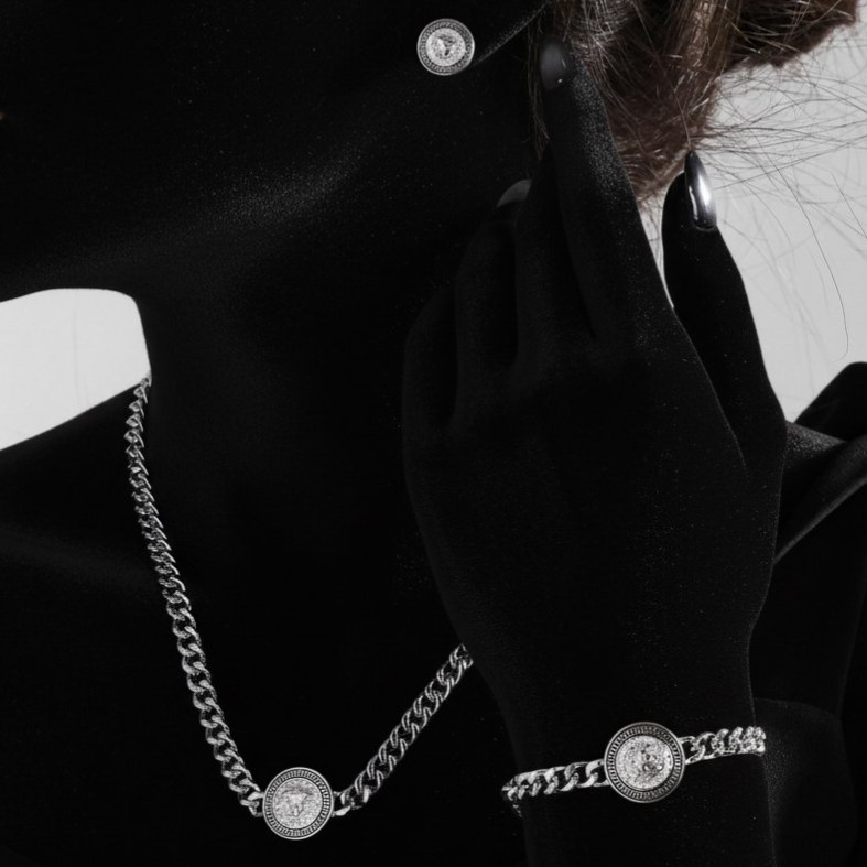 ست گردنبند و گوشواره و دستبند زنانه طرح ورساچه Versace رنگ ثابت کد zmp (پس کرایه)