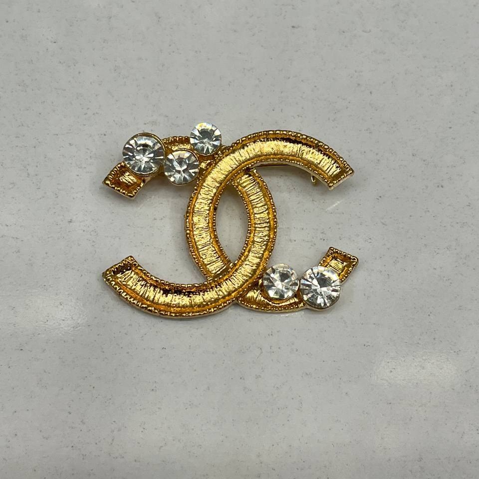 گل سینه نگین جواهری طرح شنل Chanel تنوع طرح رنگ کاملا ثابت کد bn (پس کرایه)
