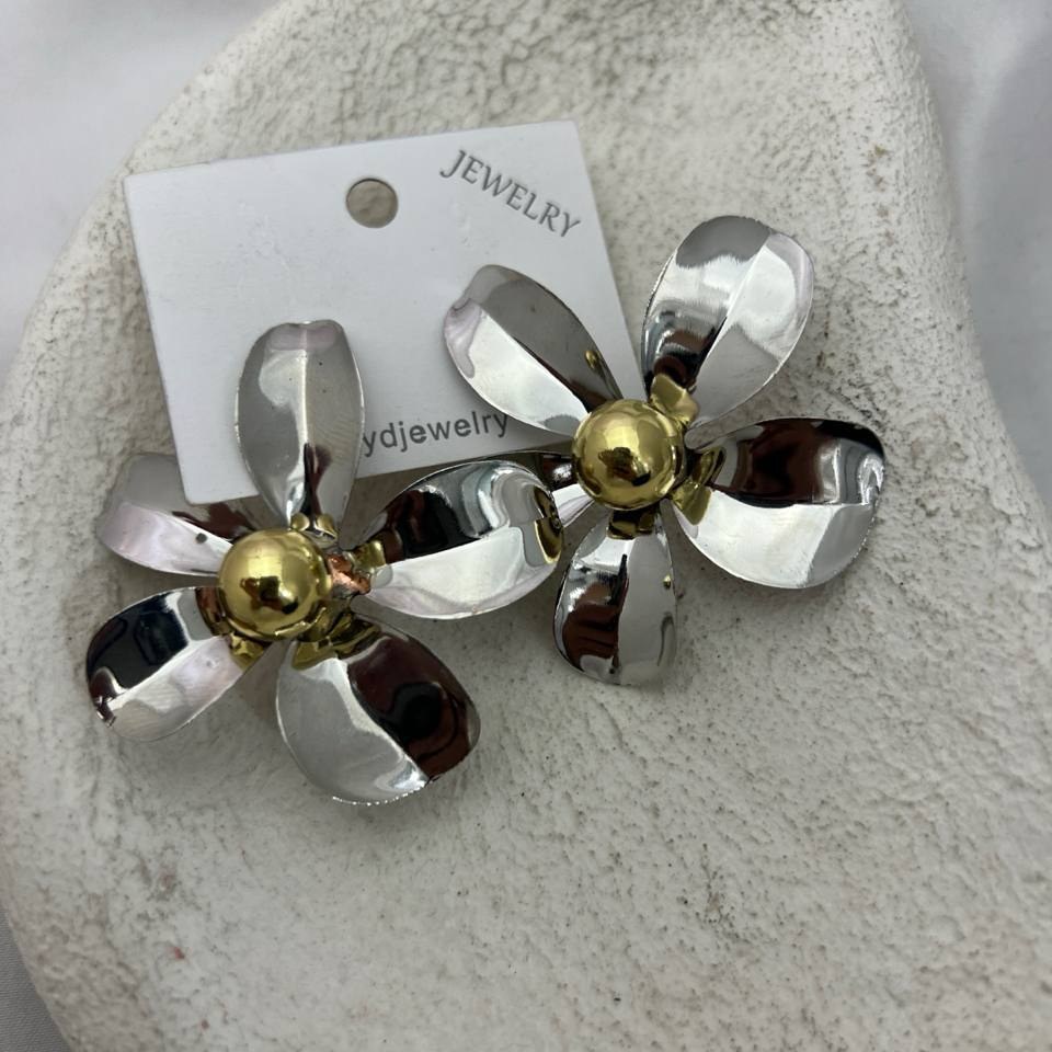 گوشواره آبکاری نقره طرح بیضی وسط مروارید تنوع طرح رنگ ثابت کد tj (پس کرایه)