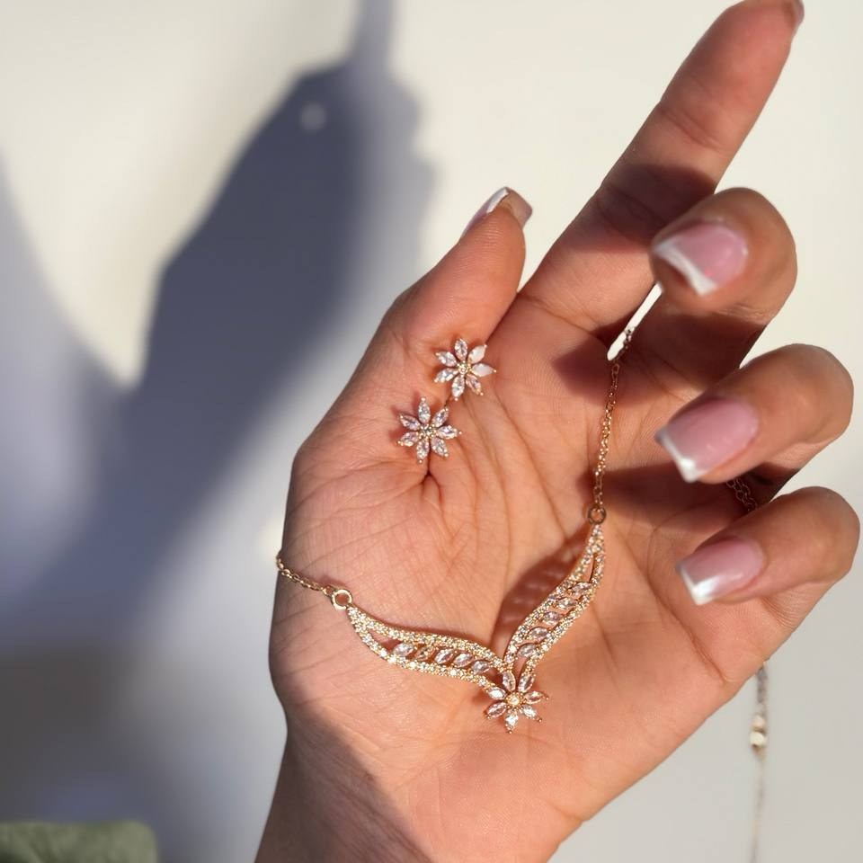 نیم ست گردنبند و گوشواره طرح گل نگین رنگ ثابت تنوع طرح کد sm (پس کرایه)