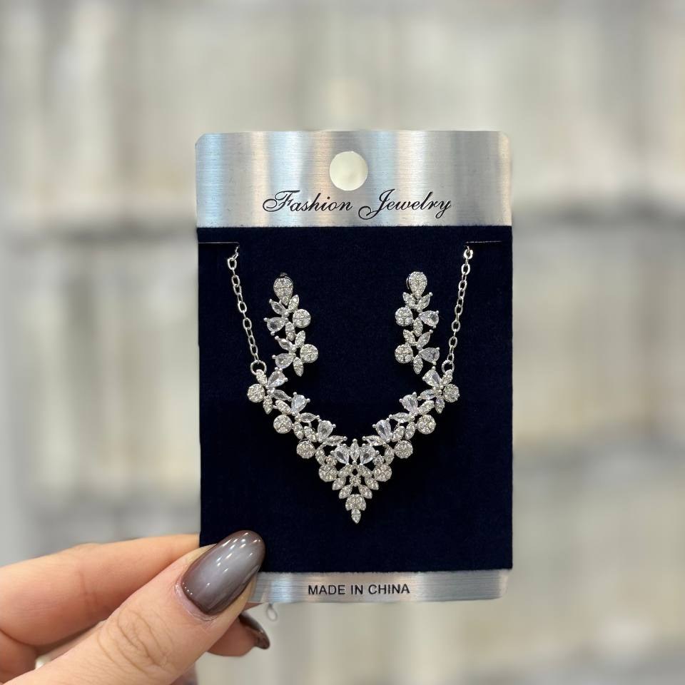 نیم ست گردنبند و گوشواره طرح جواهری طرح گل و برگ اشکی رنگ ثابت با تنوع مدل کدgy