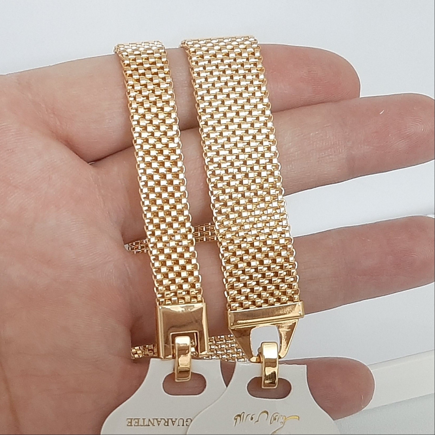 دستبند رنگ ثابت حصیری با طلا مونمیزنه قیمت پهن 1/380 تومنه ورق بزنید و توضیحات رو بخونید لطفا