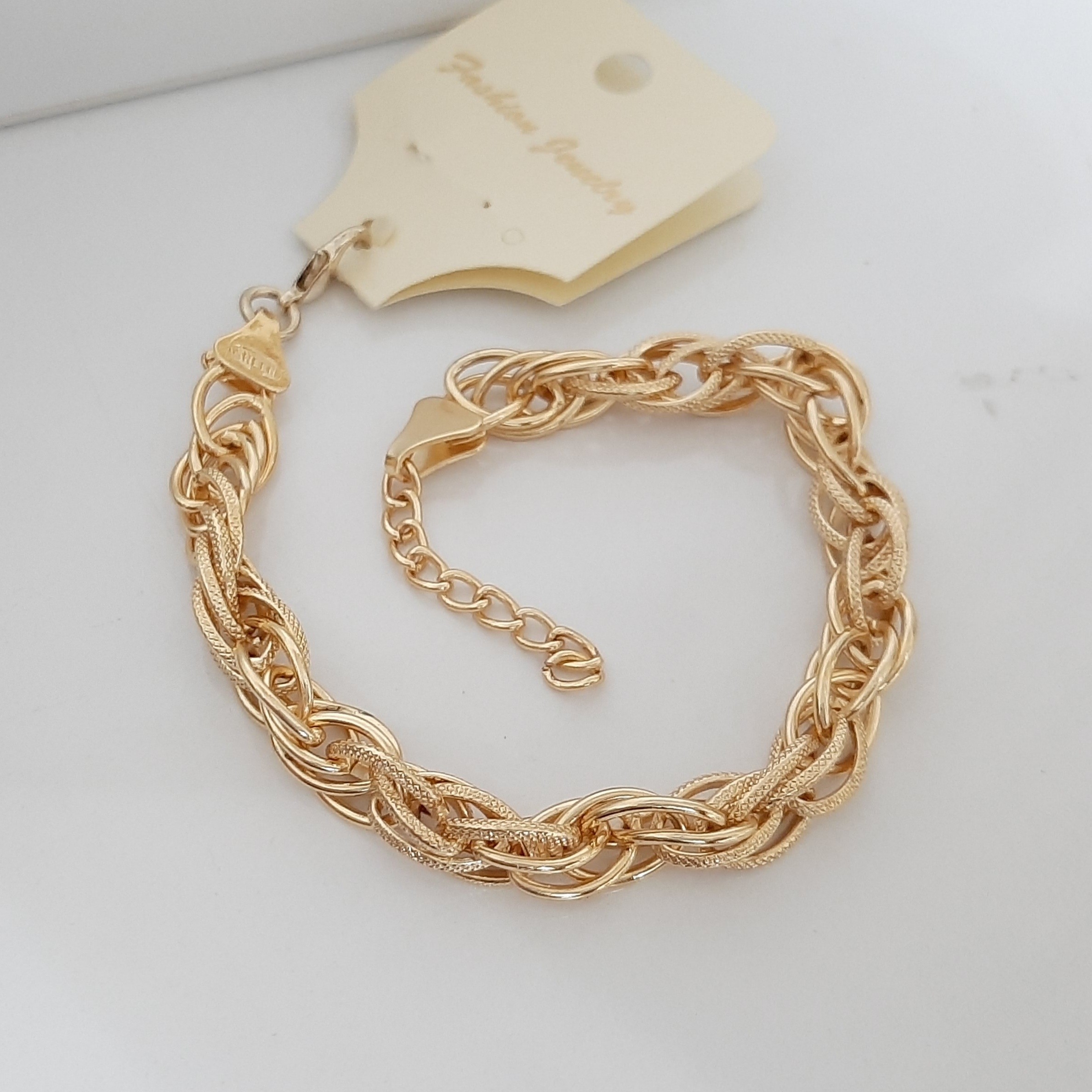 دستبند رنگ ثابت با طلا مونمیزنه و مناسب استفاده مدام ورق بزنید لطفا
