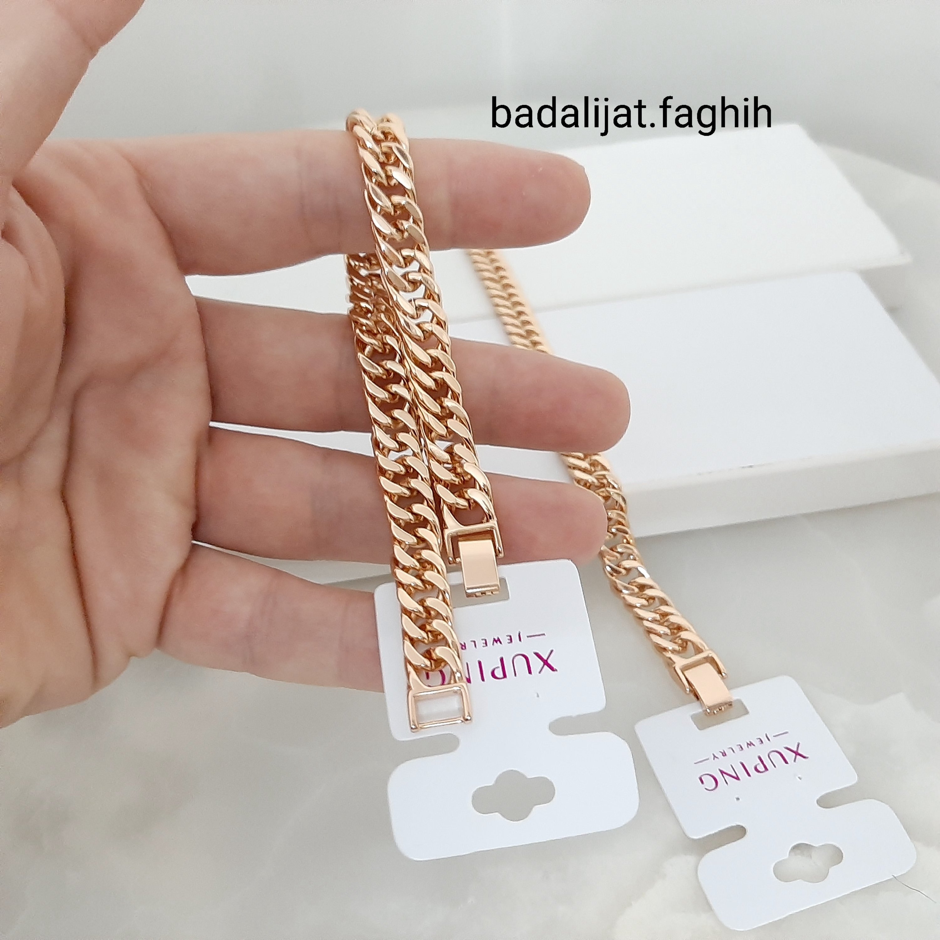 دستبند ژوپینگ رنگ ثابت با آبکاری طلا طرح کارتیر با آبکاری طلا فوق العاده شیک ورق بزنید لطفا