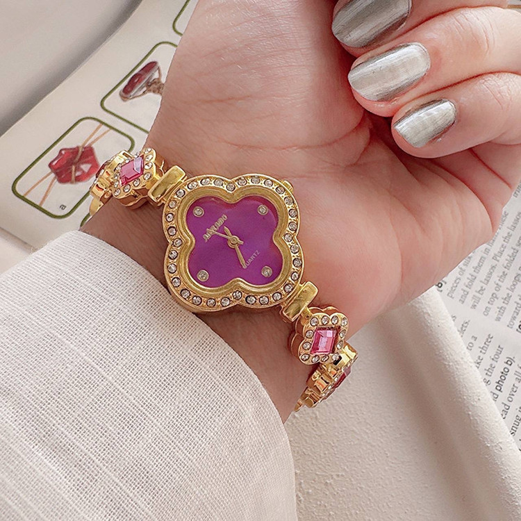 ست ساعت دخترانه و زنانه جواهری ونکلیف بهمراه ست گردنبندو گوشواره ودستبند قرمز ارسال رایگان