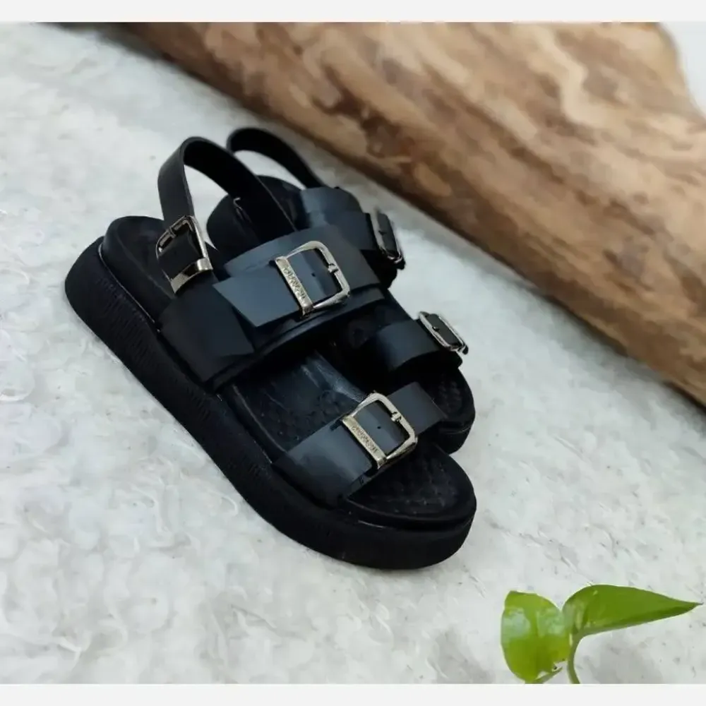 صندل طبی زنانه مدل سه سگک چرم صنعتی رویه چرم رنگ عسلی و کرم