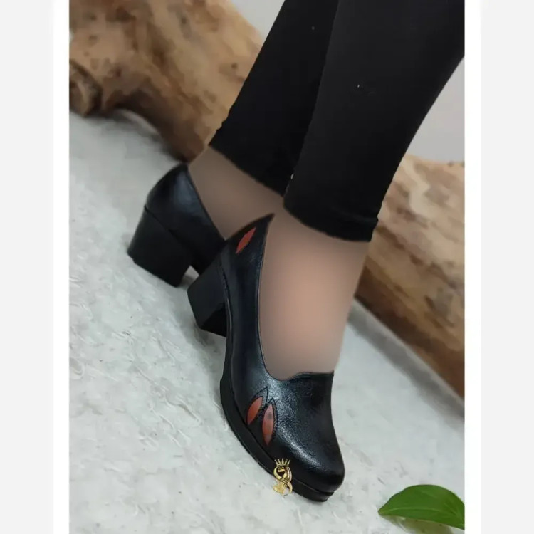 کفش طبی زنانه چرم صنعتی مدل برگی رنگ مشکی