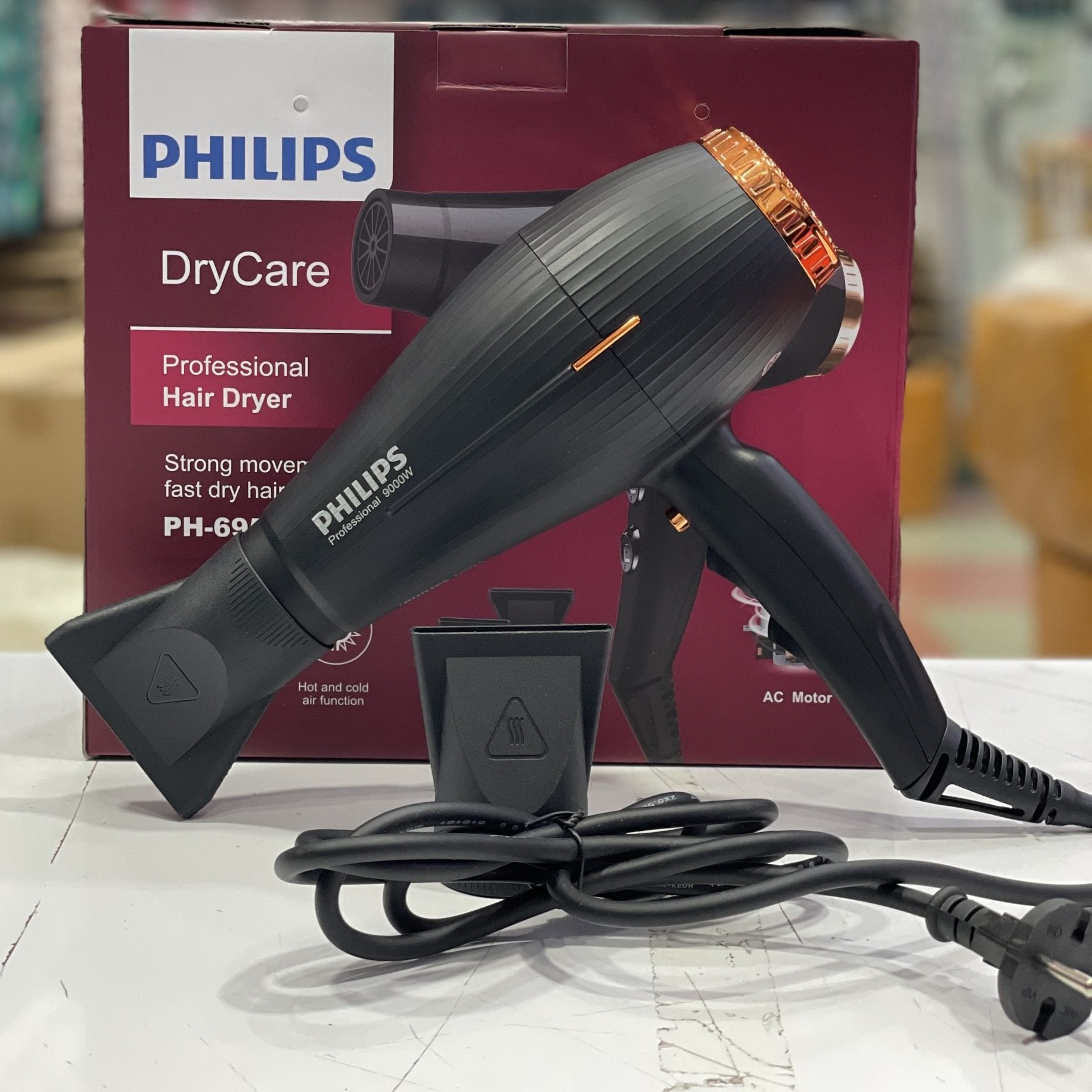 سشوار متور سنگین 9000وات مارک فیلیپس دوسرعته دارای دکمه خنک کننده باد سرد وگرم سیم چرخشی. جدید