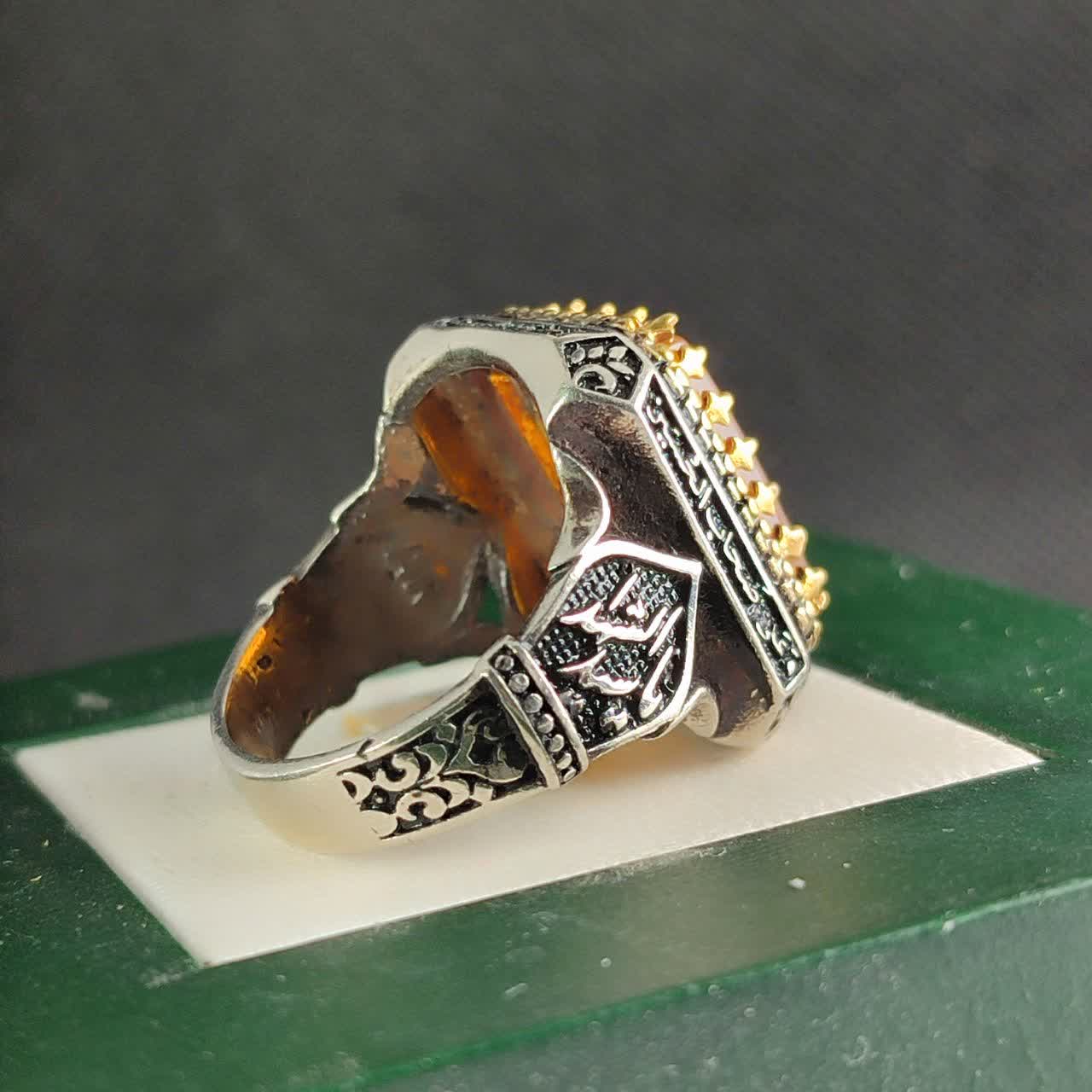 انگشتر آلیاژی باسنگ عقیق زرد حکاکی یاعلی چنگ برنجی کد 6164