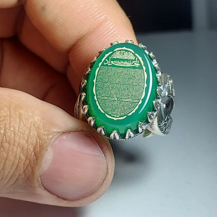 خرید انگشتر حرز امام جواد روی عقیق سبز با رکاب ذوالفقار؛ محافظی قدرتمند کد 2122