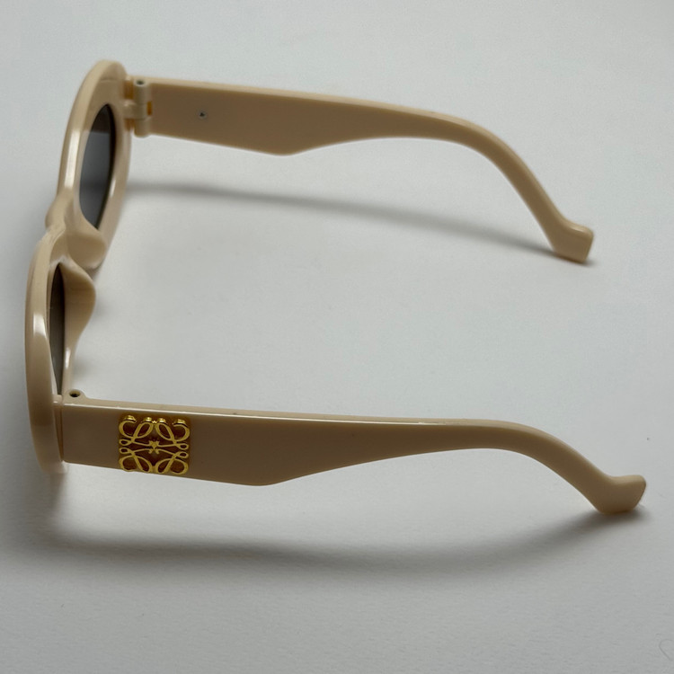 عینک آفتابی زنانه Loewe Oval Chunky لووه بیضی کرمی کد 1207 (ارسال رایگان)