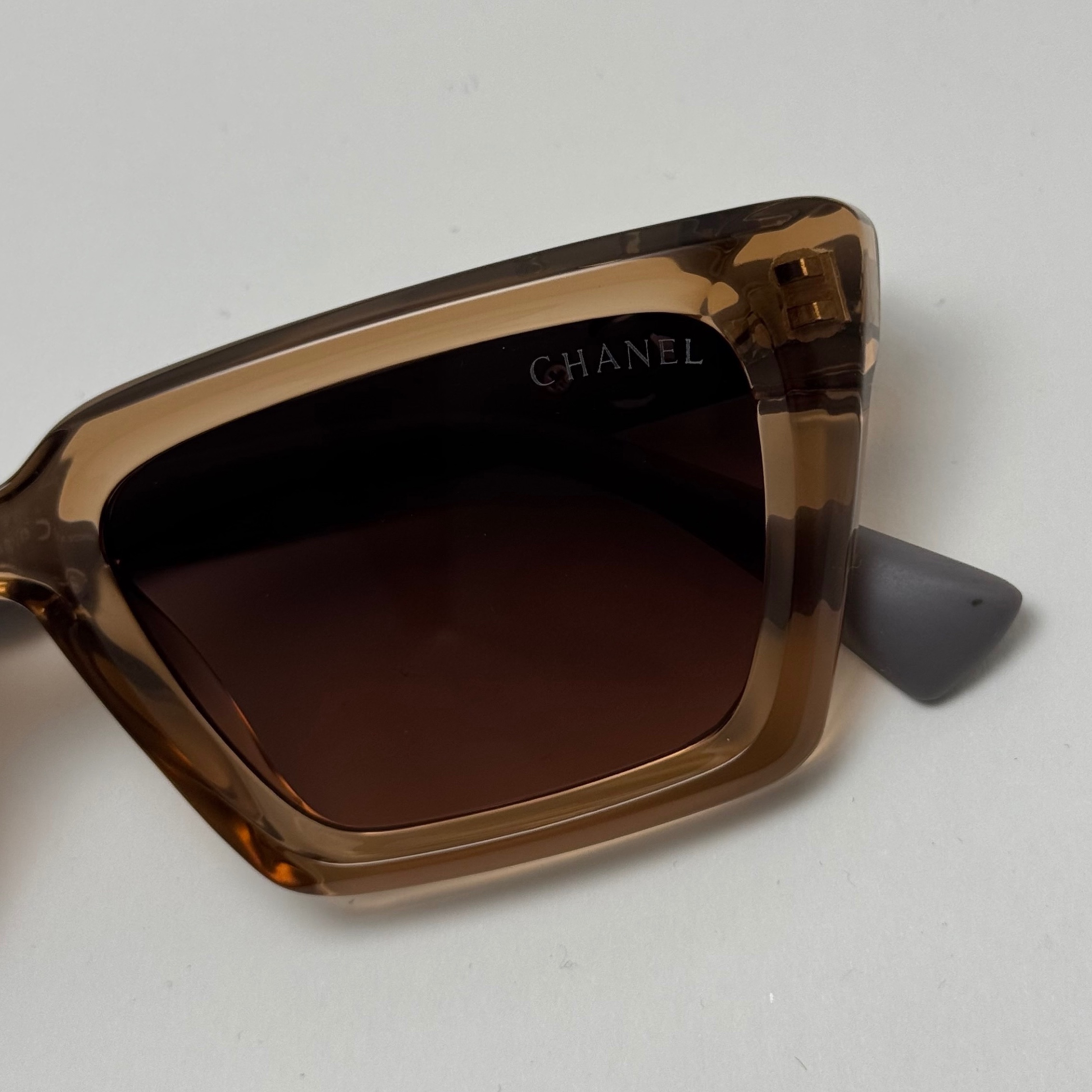 عینک آفتابی زنانه شنل CHANEL عسلی - قهوه ای کم رنگ کد رفرنس 1108 - کیفیت مستر - لولا دوبل (ارسال رایگان)